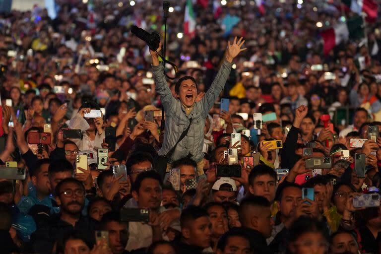 Una seguidora de López Obrador vitorea durante el llamado 