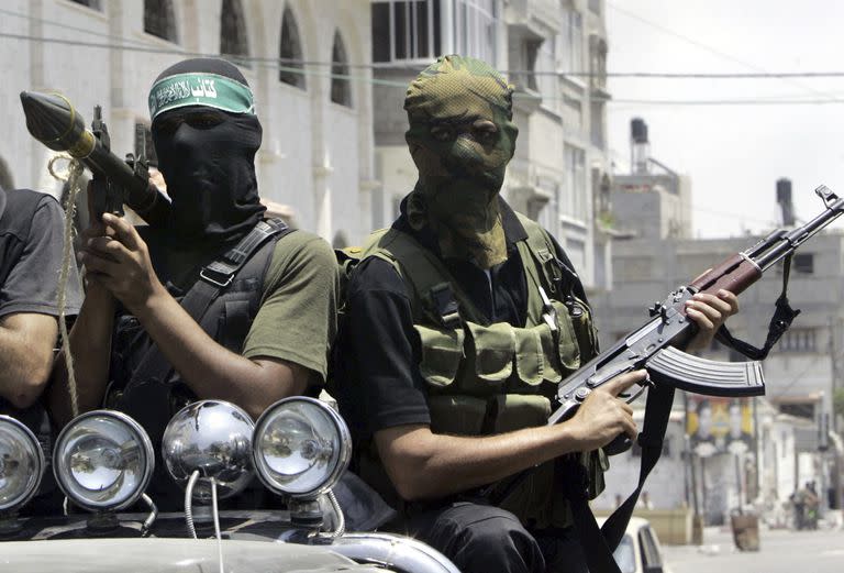 Combatientes palestinos de Hamás en la Ciudad de Gaza. (Archivo/AP) 