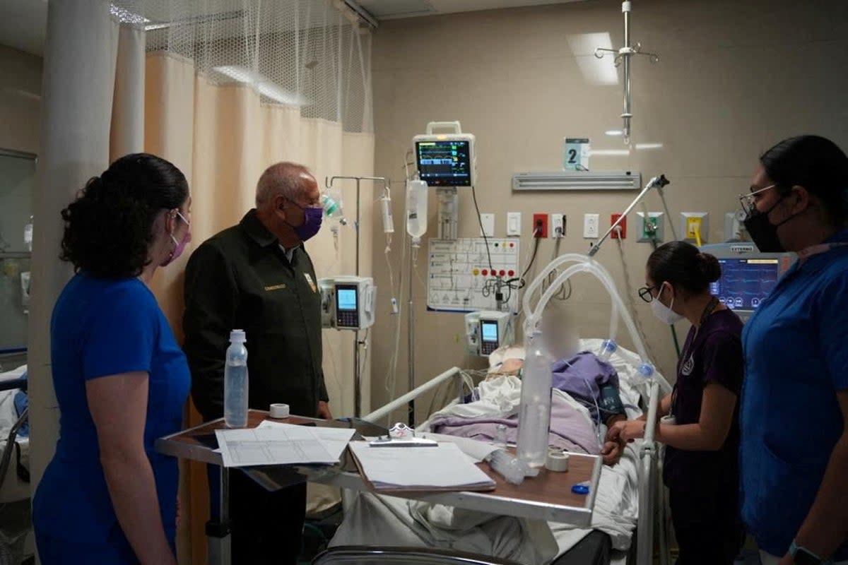 Mexico's National Migration Institute commissioner Francisco Garduno visited victims in hospital on 28 March. (via REUTERS)