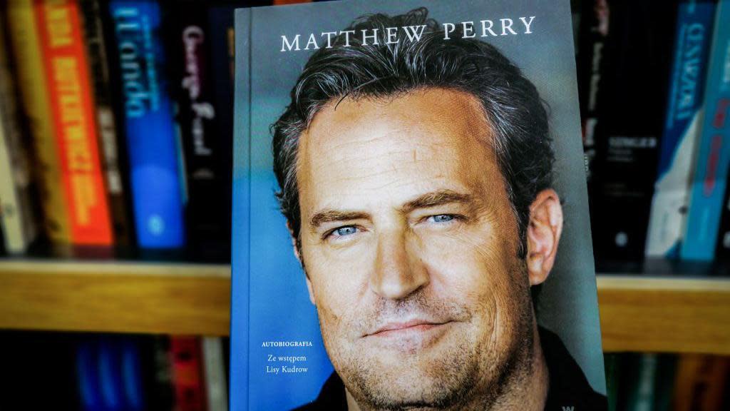 La edición polaca de las memorias de Matthew Perry 'Friends, Lovers, and the Big Terrible Thing' en una librería en Cracovia, Polonia, el 3 de noviembre de 2023.