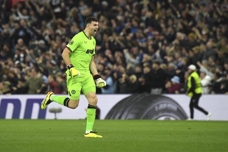 Emiliano Martínez celebra un gol de su equipo, el Aston Villa, contra el Lille, por la Europa Conference League, en Villa Park, Birmingham. (AP/Rui Vieira)