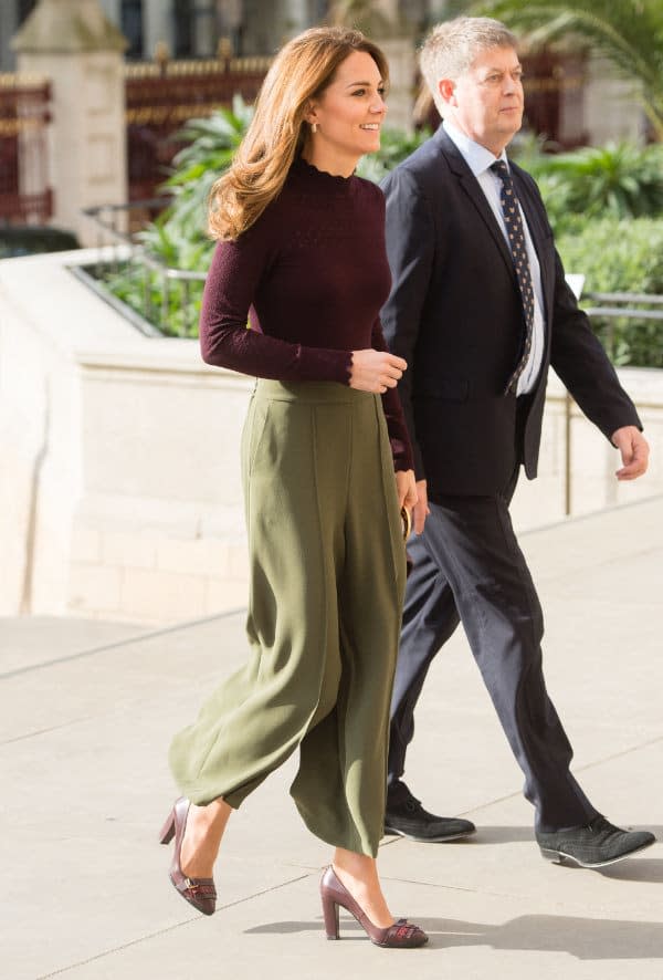 Kate Middleton con pantalón palazzo verde