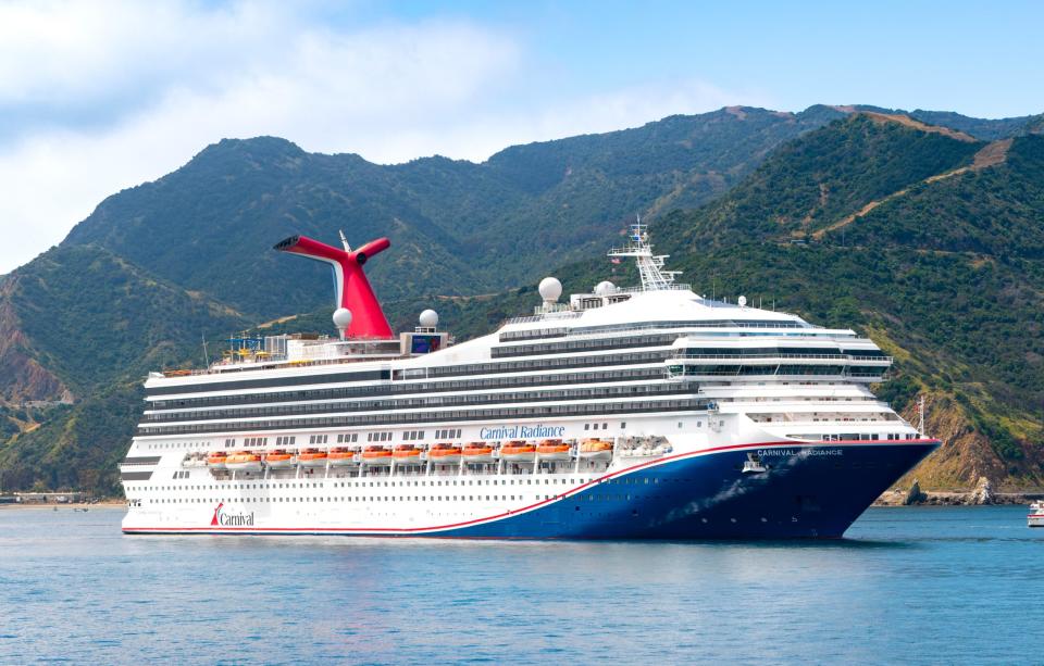 Das Kreuzfahrtschiff Carnival Radiance, hier 2023 in Kalifornien, gehört zur Carnival Corporation. Die Carnival Corporation hatte 2021 einen Marktanteil von 37,1 Prozent. - Copyright: AaronP/Bauer-Griffin / Kontributor / Getty Images