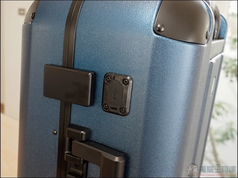 Carry-On Closet 2.0 登機箱