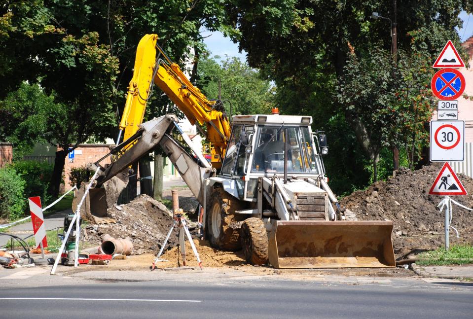 <p><b>Temporäres Halteverbot: Darf mein Auto abgeschleppt werden?</b><br> In den meisten großen Städten herrscht permanent Mangel an Parkplätzen. Kommen dann noch Baustellen dazu, wird es für Autofahrer und Anlieger noch schwieriger, das Auto abzustellen. Richtig unangenehm wird es aber, wenn das eigene Auto nach zwei Wochen Urlaub nicht mehr an seinem Platz steht und dort stattdessen ein temporäres Halteverbotsschild thront. Darf mein Auto abgeschleppt werden, auch wenn ich zum Zeitpunkt des Parkens noch gar nichts von der Übergangsregelung wusste? </p>