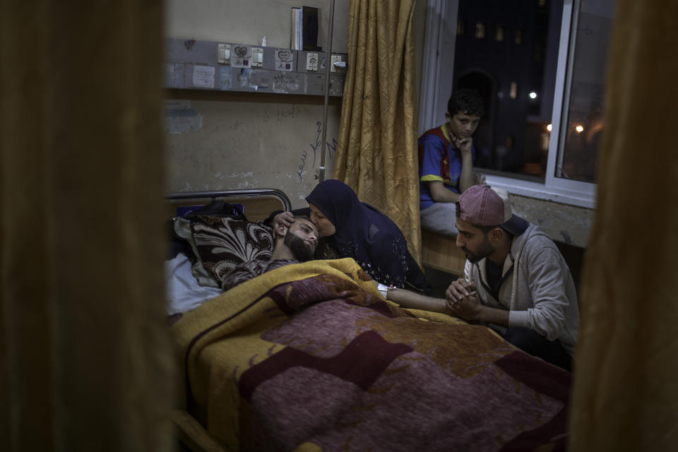 <p>Ahmad Kanaan, 21, is sourrended by his mother and relatives at Gaza’s Shifa hospital on April 20, 2018. The Palestinian man has been injured by Israeli troops while protesting for “The Great March of Return” along the Gaza Strip’s border with Israel. (Photo: Fabio Bucciarelli for Yahoo News) </p>