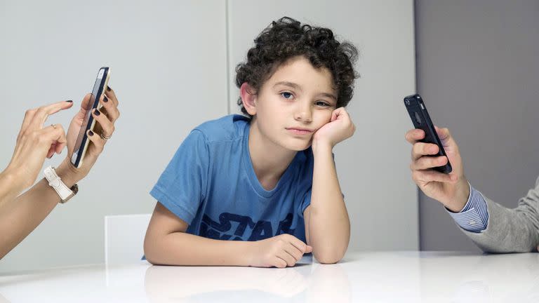 Valentín, de ocho años, se queja porque sus papás pasan demasiado tiempo con sus teléfonos celulares