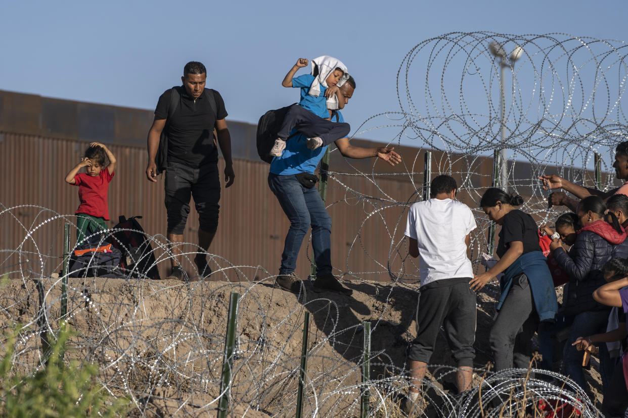 Migrantes venezolanos sobre un tren de carga, durante su viaje hacia la frontera entre Estados Unidos y México en Ciudad Juárez, México, el lunes. (Alejandro Cegarra/The New York Times)