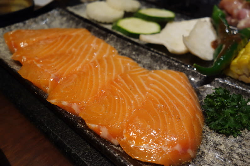 炙燒鮭魚肚，看起來很肥美。