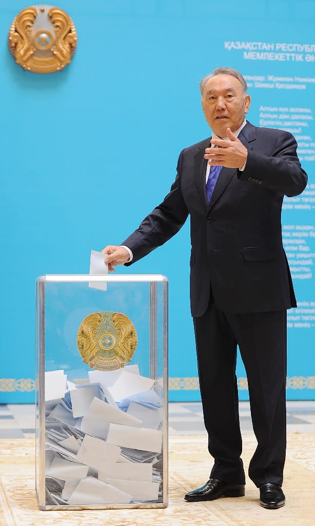 Kazakh President Nursultan Nazarbayev casts his ballot at a polling station in Astana, on April 26, 2015 (AFP Photo/Ilyas Omarov)