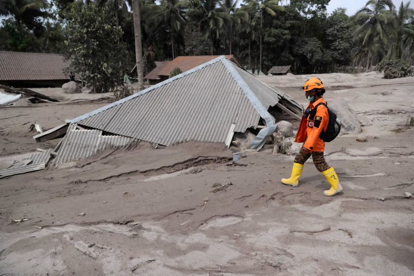 搜救人員還必須避開崎嶇不平的危險地面或搖搖欲墜的建物結構。