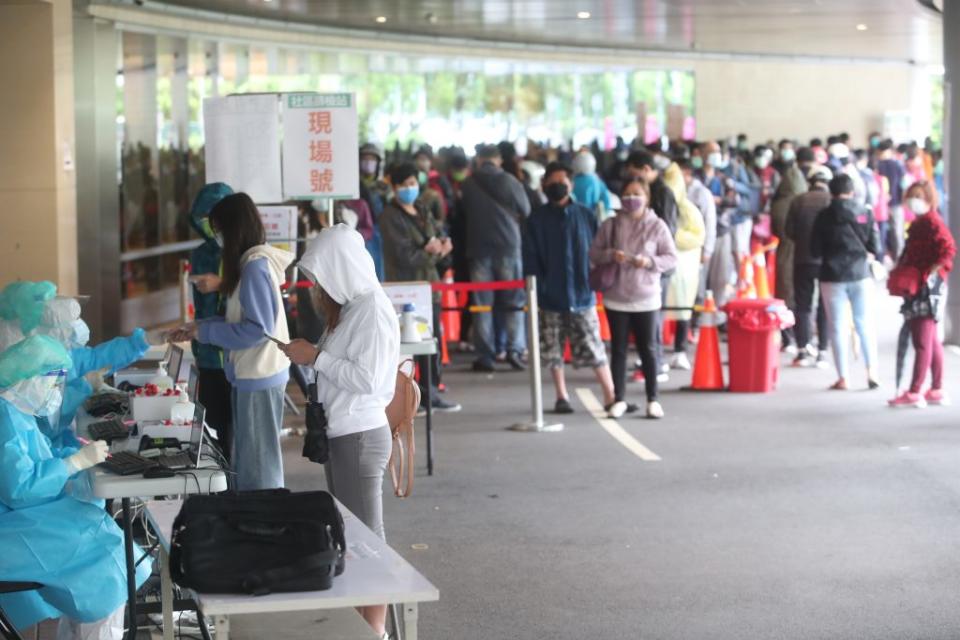 指揮中心表示，中央預估這一波本土疫情將於5月中旬至5月底達到最高峰，6月底從疫情高原開始下降是滿有可能的。圖為大批民眾16日在新北市亞東醫院社區篩檢站，排隊等候PCR篩檢。 （中央社）