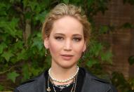 Heute kennt man sie verkürzt auch als "J-Law", doch als Kind hatte Jennifer Lawrence noch einen anderen Spitznamen: Die Schauspielerin erklärte einst in der Talkshow von Conan O'Brien, dass man sie "Nitro" nannte, da sie "nicht zu stoppen", "unkontrollierbar" und stets "aufgedreht" gewesen sei. (Bild: Pascal Le Segretain/Getty Images for Dior)