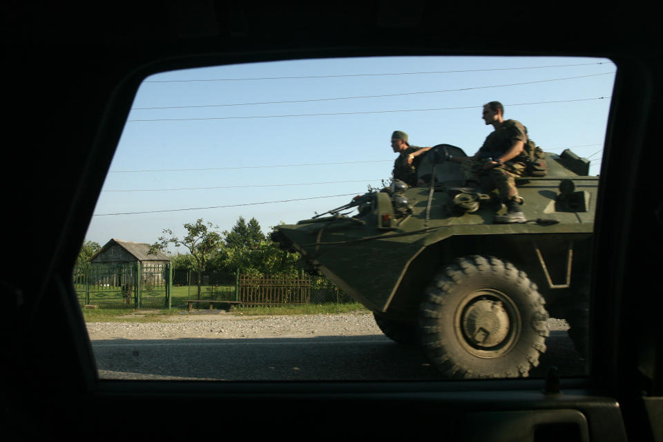 Un vehículo blindado ruso para el transporte de personal en Senaki, Georgia, el 11 de agosto de 2008. (Joseph Sywenkyj/The New York Times)