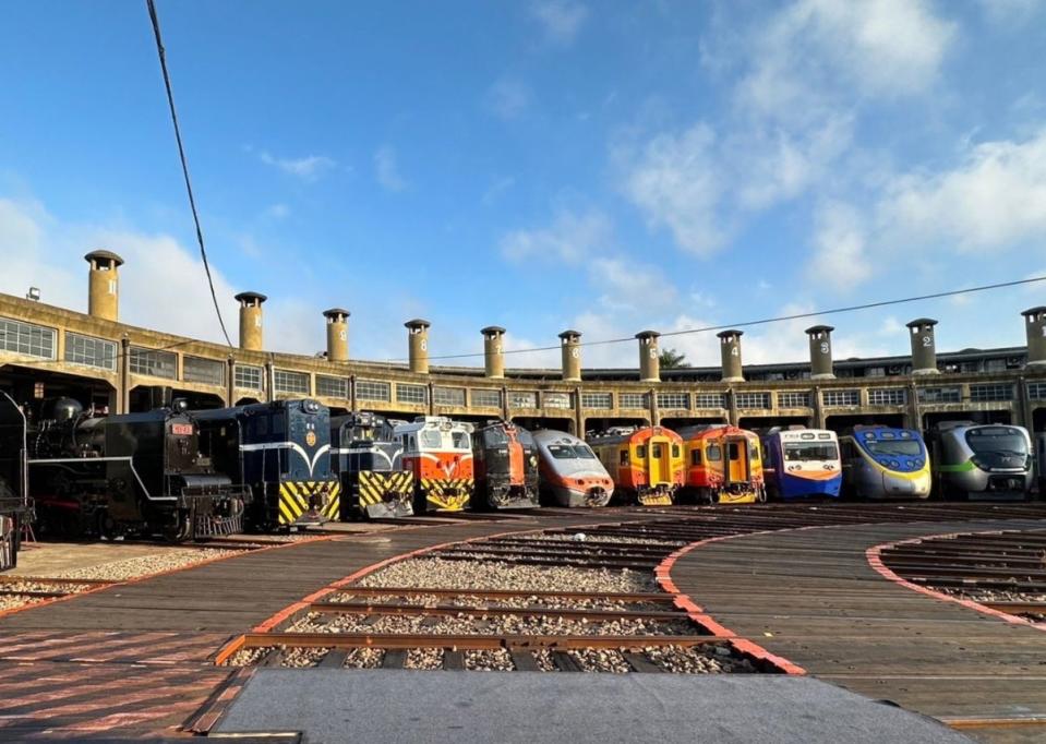 台鐵火車從蒸氣動力（左）、經戰後柴油化過程（中），到今日的電氣化列車（右）。（圖：台鐵局臉書）