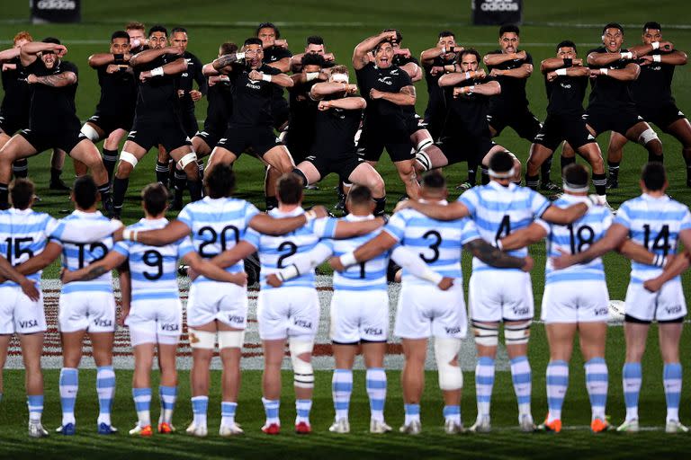 El clásico haka neozelandés, que obligadamente presencian los argentinos; los Pumas no fueron intimidados en el comienzo del choque con All Blacks.