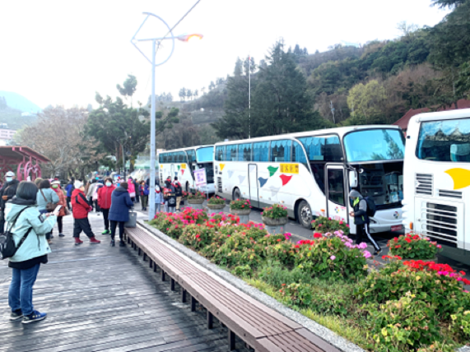 中市府疏運成效佳！賞櫻專車深獲好評。(圖/記者謝榮浤翻攝)