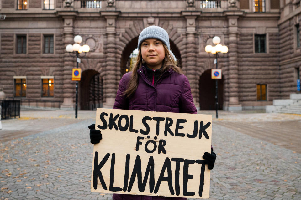 Greta Thunberg, ici posant avec une pancarte « Grève scolaire pour le climat » à Stockholm, en Suède, le 19 novembre 2021.