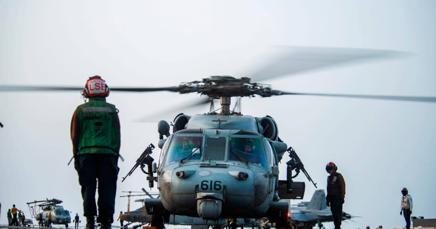 美國林肯號航母上的MH-60S海鷹直升機在執行任務中墜海失蹤，圖為雷根號航母上的MH-60S海鷹直升機。（圖／達志／美聯社）