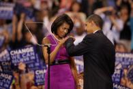 <p>Ein Fist Bump der beiden bei einer Wahlkampfveranstaltung in St. Paul, MN. <i>[Bild: Getty/Scott Olson]</i></p>