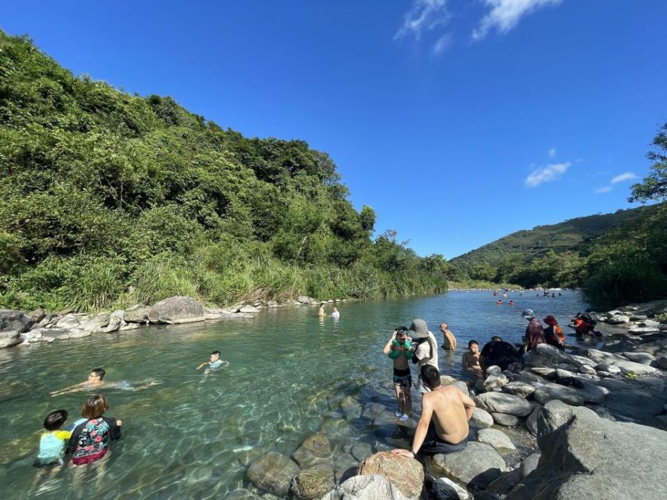 中央氣象局二十一日持續發布高溫資訊，午後花蓮玉里已測得攝氏四十點七度，是今年入夏以來全台最高溫，許多花蓮民眾到溪邊戲水消暑。（中央社）