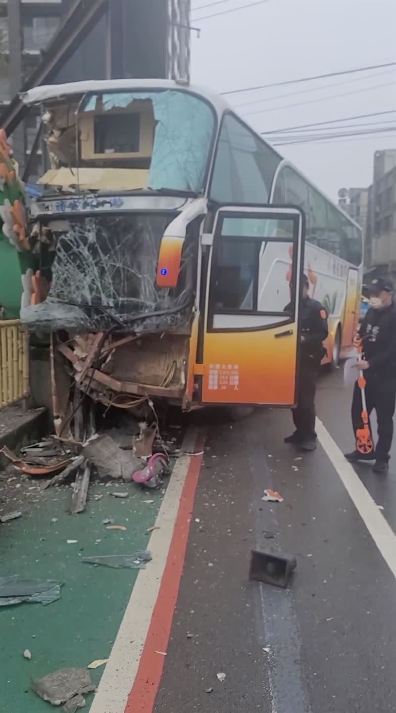 竹東高中校車今（28日）上午發生事故，6學生1駕駛送醫。（圖／翻攝自《竹東小鎮》）