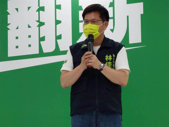 民進黨新北市長參選人林佳龍受訪表示，這是繼恩恩爸後第二個不敢住新北的市民，讓侯市長一再口口聲聲所說安居樂業破功。（陳慰慈攝）