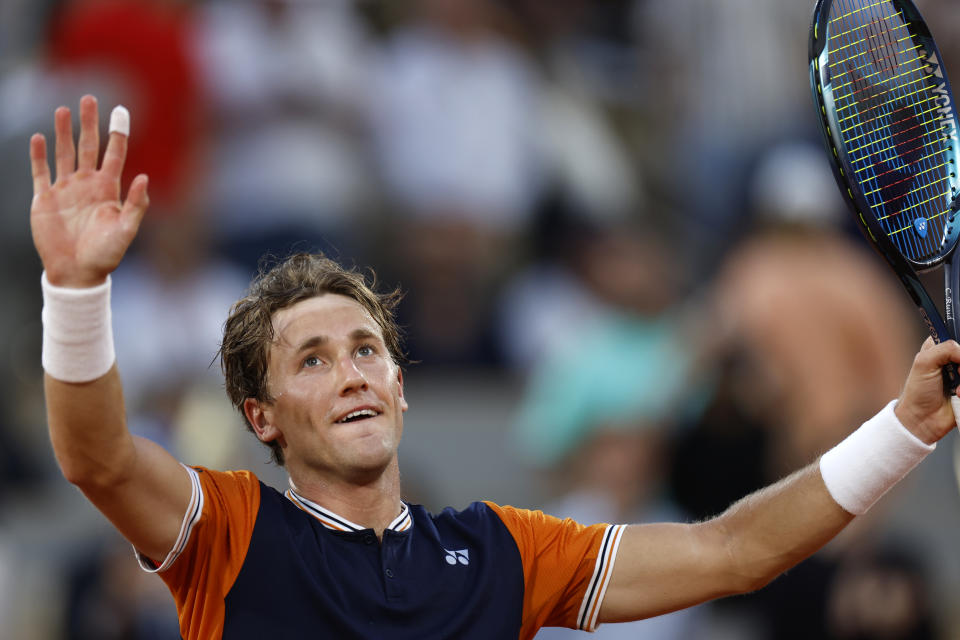 El noruego Casper Ruud celebra después de ganar su semifinal en el torneo de tenis Abierto de Francia en contra del alemán Alexander Zverev, en tres sets 6-3, 6-4, 6-0, en el estadio Roland Garros, en París, el viernes 9 de junio de 2023. (AP Foto/Jean-Francois Badias)