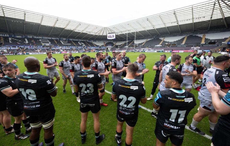 South Wales Argus: DESPAIR: The Dragons suffered a 26-13 defeat to the Ospreys in Swansea