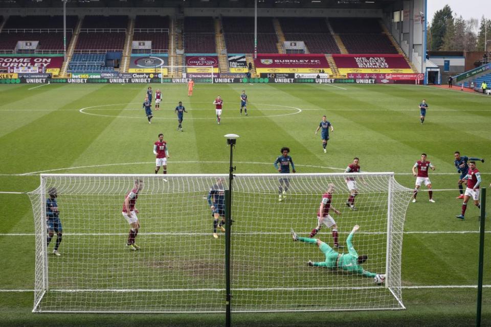 Pierre-Emerick Aubameyang squeezes in the opener.