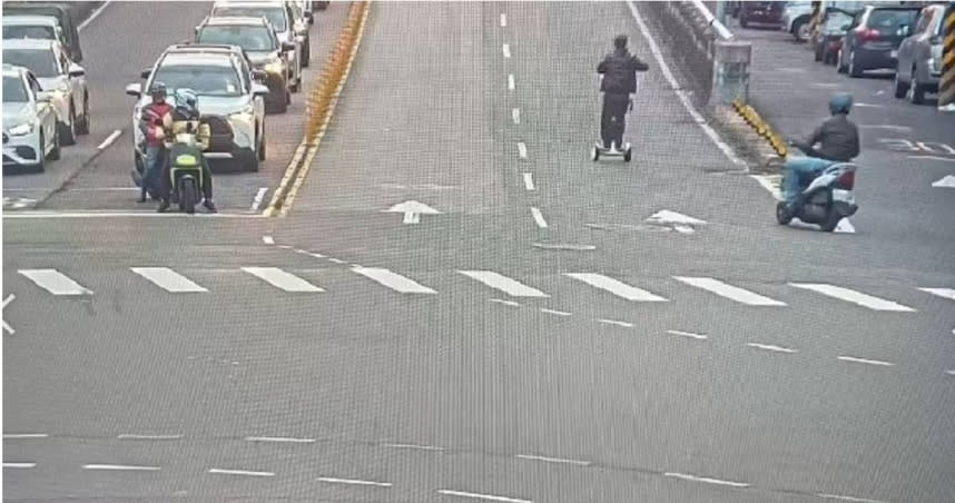 北市士林區文昌橋8日一名男子騎乘電動平衡車上橋慘摔。（圖／翻攝畫面）