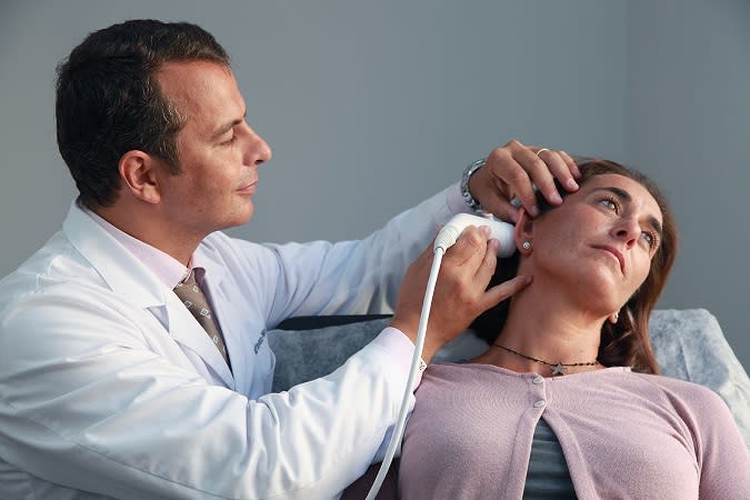 Si tienes la sensación de padecer acúfenos acude al especialista para ponerte remedio cuanto antes.(Foto: OTOTECH)