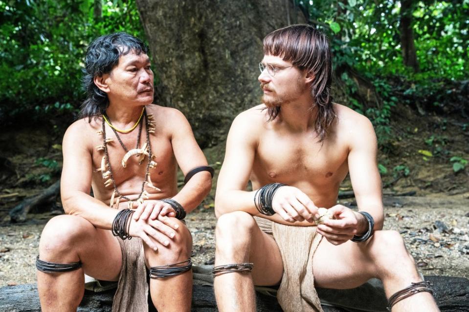 Manser (Sven Schelker, r.) lernt wie die Indigenen zu leben.<span class="copyright">Tomas Wüthrich / Camino</span>