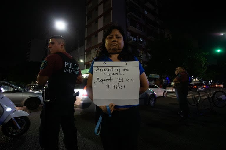 Corte Av. Rivadavia y Av. Medrano (ALMAGRO) tras el anuncio de Milei. 20/12/23