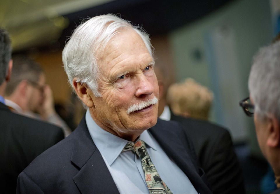 <p>El empresario Ted Turner, fundador de la cadena CNN, aseguró que tras su fallecimiento su dinero pasaría a varias asociaciones benéficas y que sus cinco hijos tendrían que forjarse su fortuna tal y como hizo él. Su patrimonio supera los 2.000 millones de dólares. (Foto: David Goldman / AP). </p>