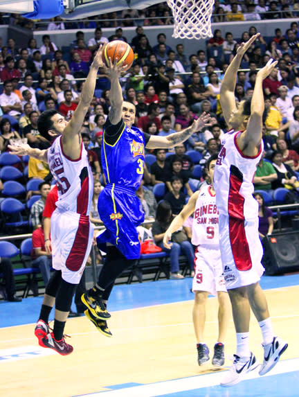 Jimmy Alapag drives past Mac Baracael. (Nuki Sabio/PBA Images)