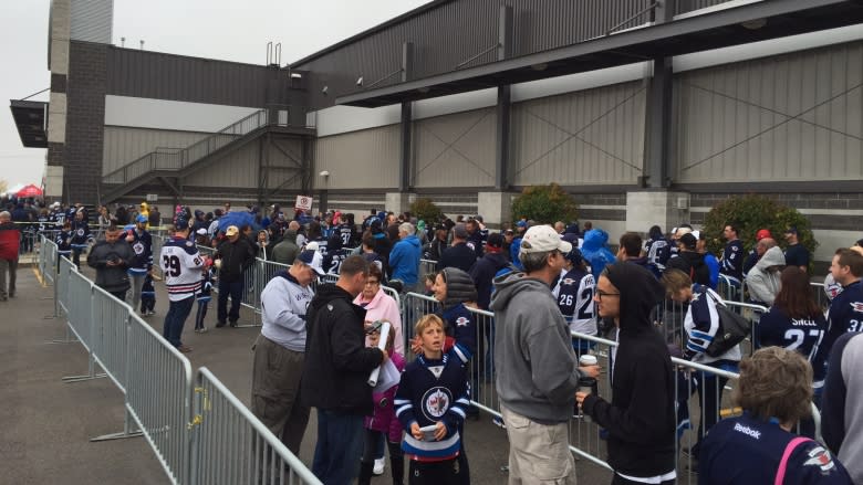 Thousands flock to Winnipeg Jets Fan Fest