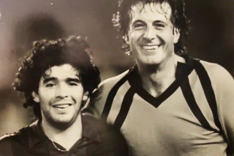 Jorge D´Alessandro con Maradona, en un Salamanca-Barcelona.