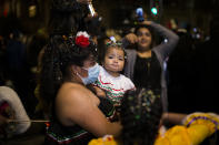 <p>A pesar de las restricciones por la pandemia, algunas personas se acercaron al zócalo a celebrar(Photo by Cristian Leyva/NurPhoto via Getty Images)</p> 