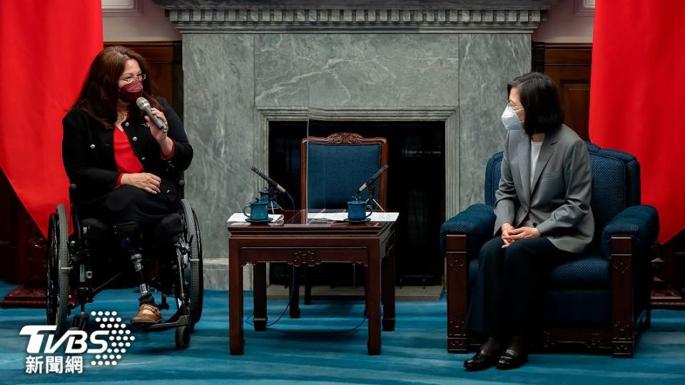 美國參議員達克沃斯去年5月訪台，與蔡英文會面。（圖／達志影像美聯社）