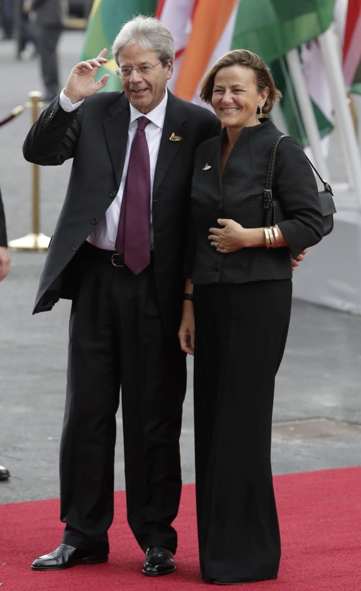 <p>Am wenigsten Haut unter allen First Ladies zeigte vermutlich die Frau von Italiens Premierminister Paolo Gentiloni, Emanuela Mauro. Mit Hosenrock und einem beinah hochgeschlossenen Blazer zeigt Mauro, wie konservativer Chic geht. (Bild: AP Photo)</p>