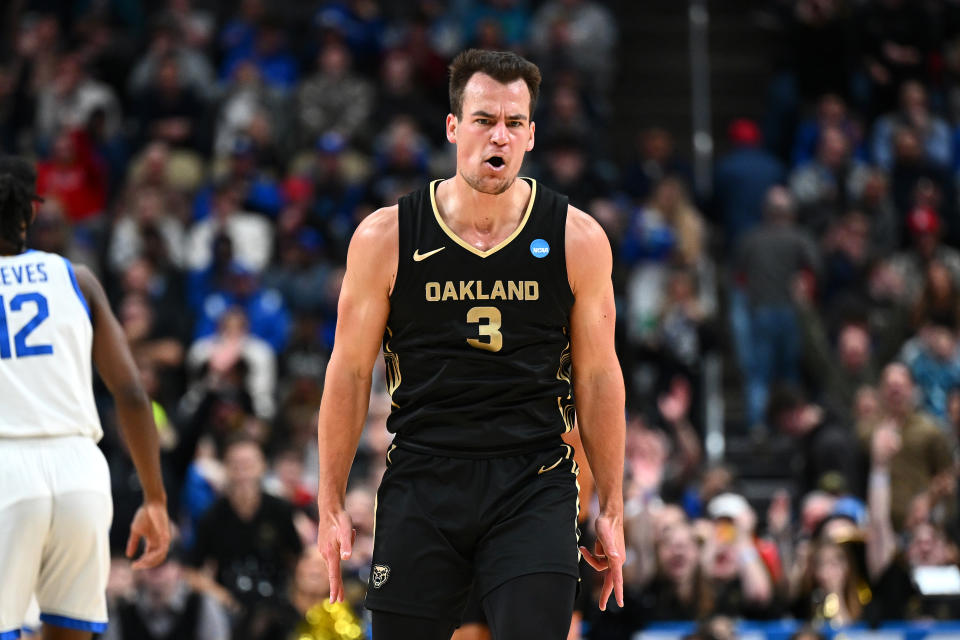 Jack Gohlke aus Oakland erzielte gegen Kentucky 32 Punkte mit 10 3-Punkte-Würfen.  (Joe Sargent/Getty Images)