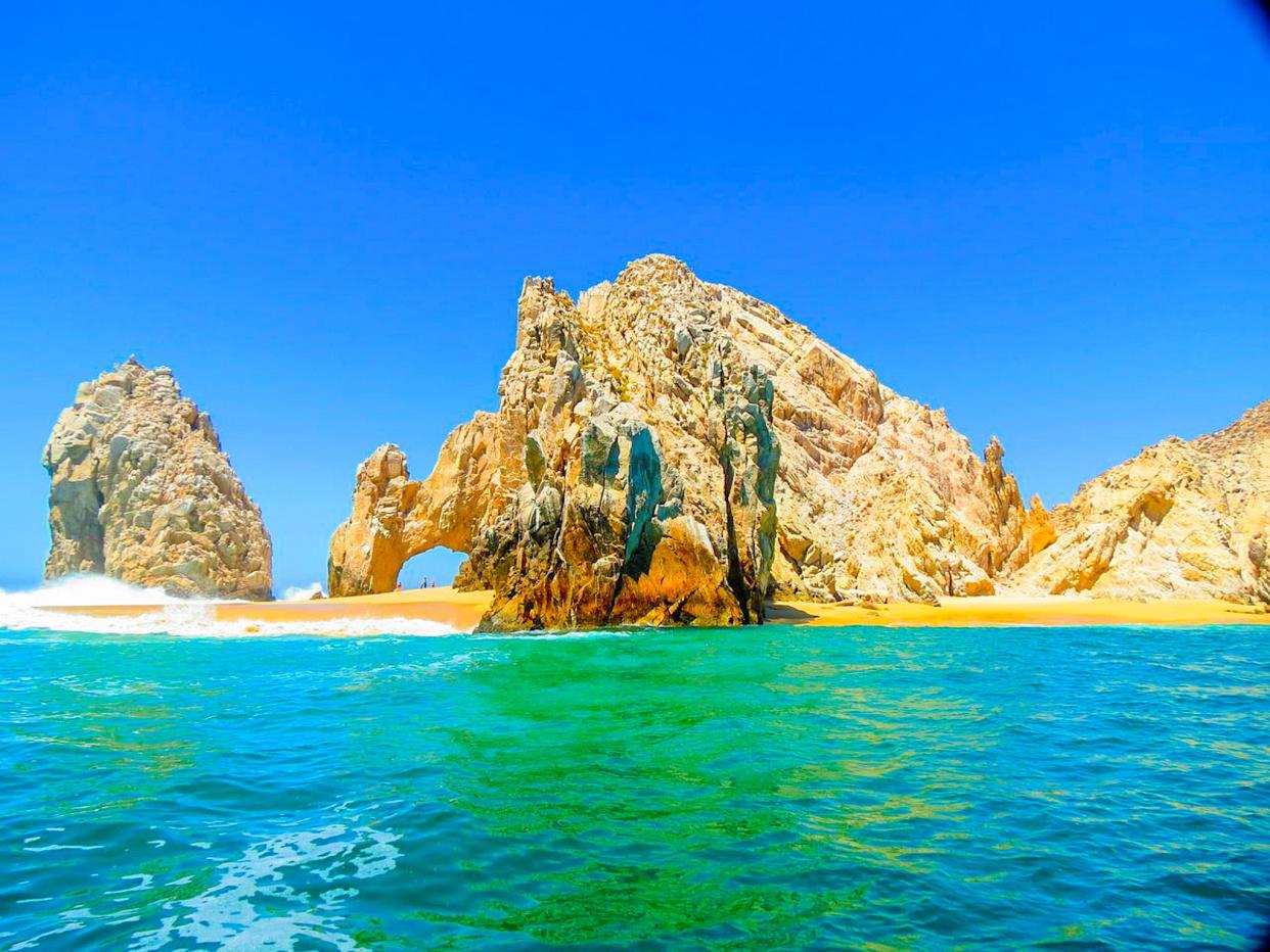 Nestling both the Pacific Ocean and the Sea Of Cortez with mountains rocks rising from the sea, Cabo Sản Lucas’ most famous landmark is the spellbinding El Arco rock formation.