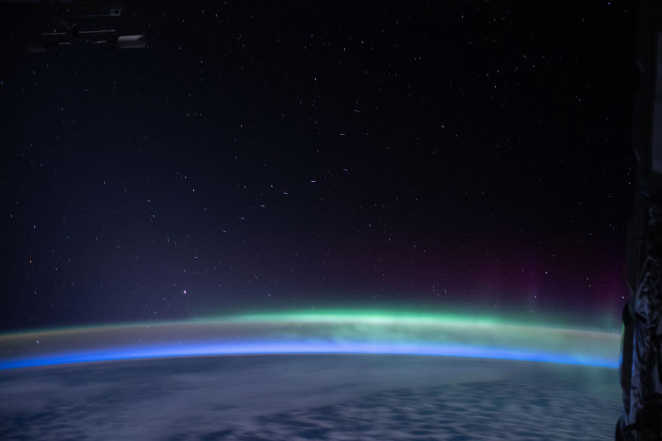 Una fotografía proporcionada por la NASA muestra satélites Starlink de SpaceX vistos desde la Estación Espacial Internacional el 13 de abril de 2020. (NASA vía The New York Times)
