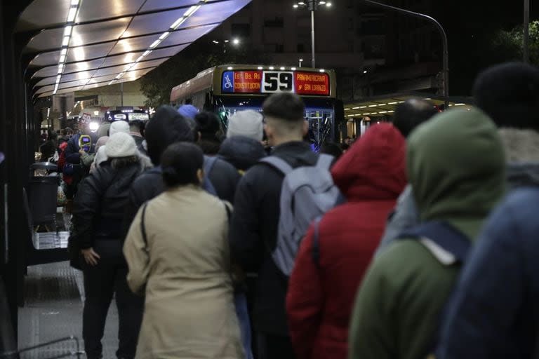 Largas colas de pasajeros en cada parada de colectivos se vieron esta mañana como consecuencia del paro de subte en las seis líneas