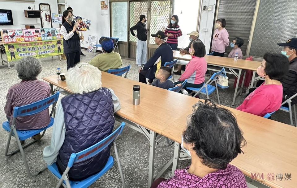 為此，警方特別於今日（18日）在北港鎮西湖社區舉辦一場名為「詐騙防衛隊」的桌遊活動，邀請轄區的長者和志工們分別扮演受害者、警察和行員等角色，與北港偵查隊的巡官余重諺和偵查佐林玲妤一同參與，共同分享經驗。他們強調，要求監管和保管好自己的帳戶，以及派人收取現金，是防止詐騙的重要措施。