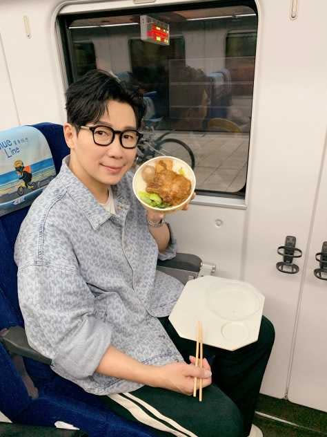 品冠搭火車去參與花蓮跨年活動演出，在火車上吃經典懷舊鐵路便當作為晚餐填飽肚子。（圖／種子音樂）