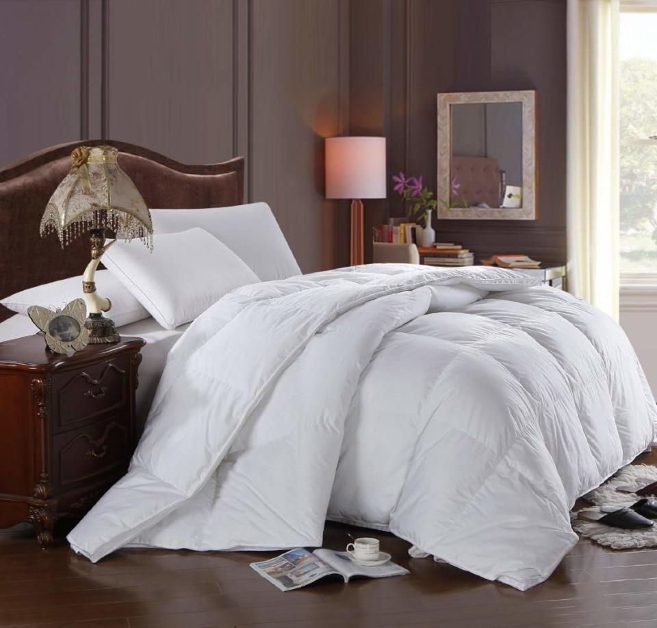 Royal Hotel's 300 Thread Count Queen Size Goose Down Alternative Comforter. (Photo: Amazon)