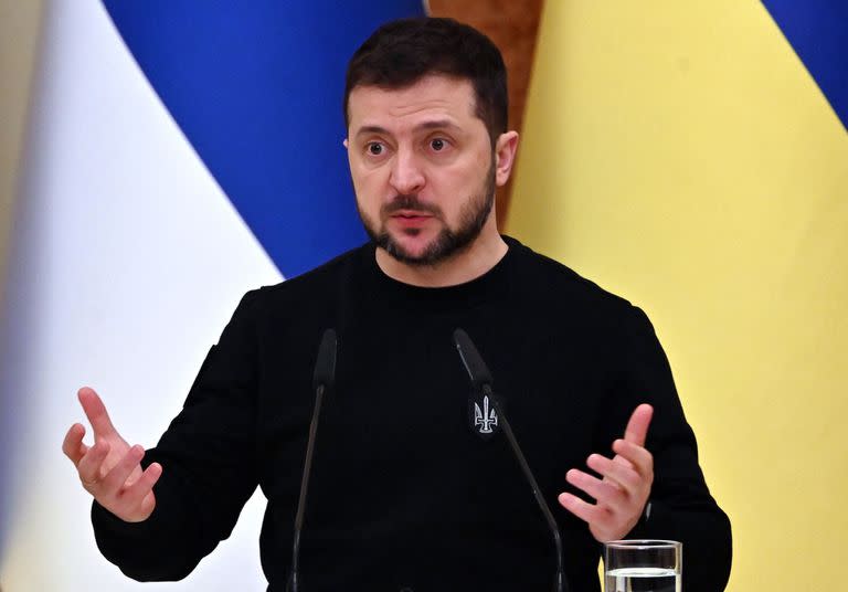 El presidente de Ucrania, Volodymyr Zelensky, hace un gesto mientras habla durante una conferencia de prensa conjunta con su homólogo finlandés luego de sus conversaciones en Kyiv, el 24 de enero de 2023, en medio de la invasión militar de Rusia en Ucrania.