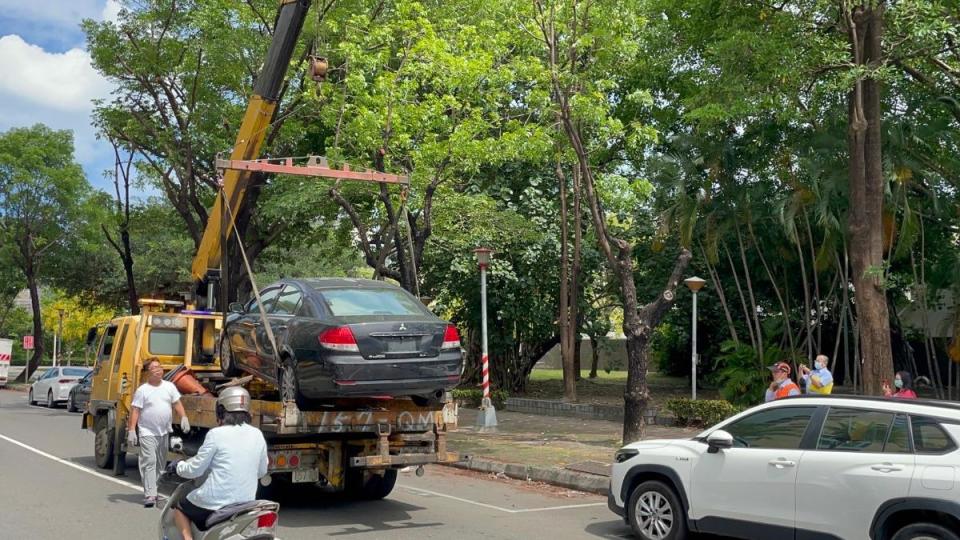 高雄分署查封交通違規大戶車輛。圖／高雄分署提供